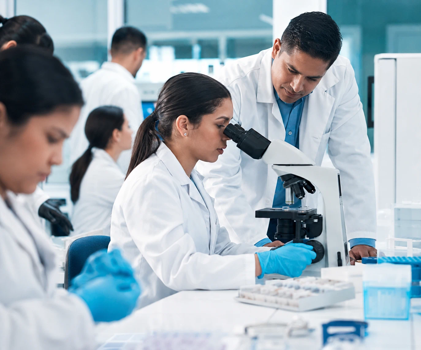Equipo de Laboratorio Oncológico Taxa procesando muestras de patología